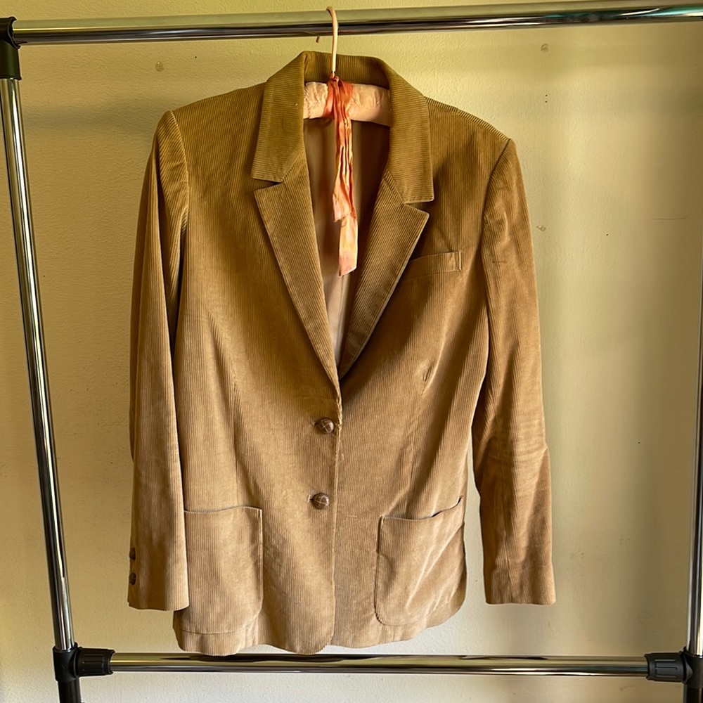 Very Vintage women’s tan corduroy jacket.